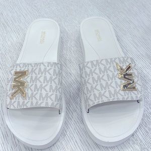 MICHAEL KORS LOGO PLATFORM SLIDE SANDAL - VANILLA - SIZE 9